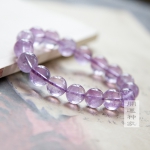 ��ɫˮ������Ů��������Ʒʱ����Ʒ